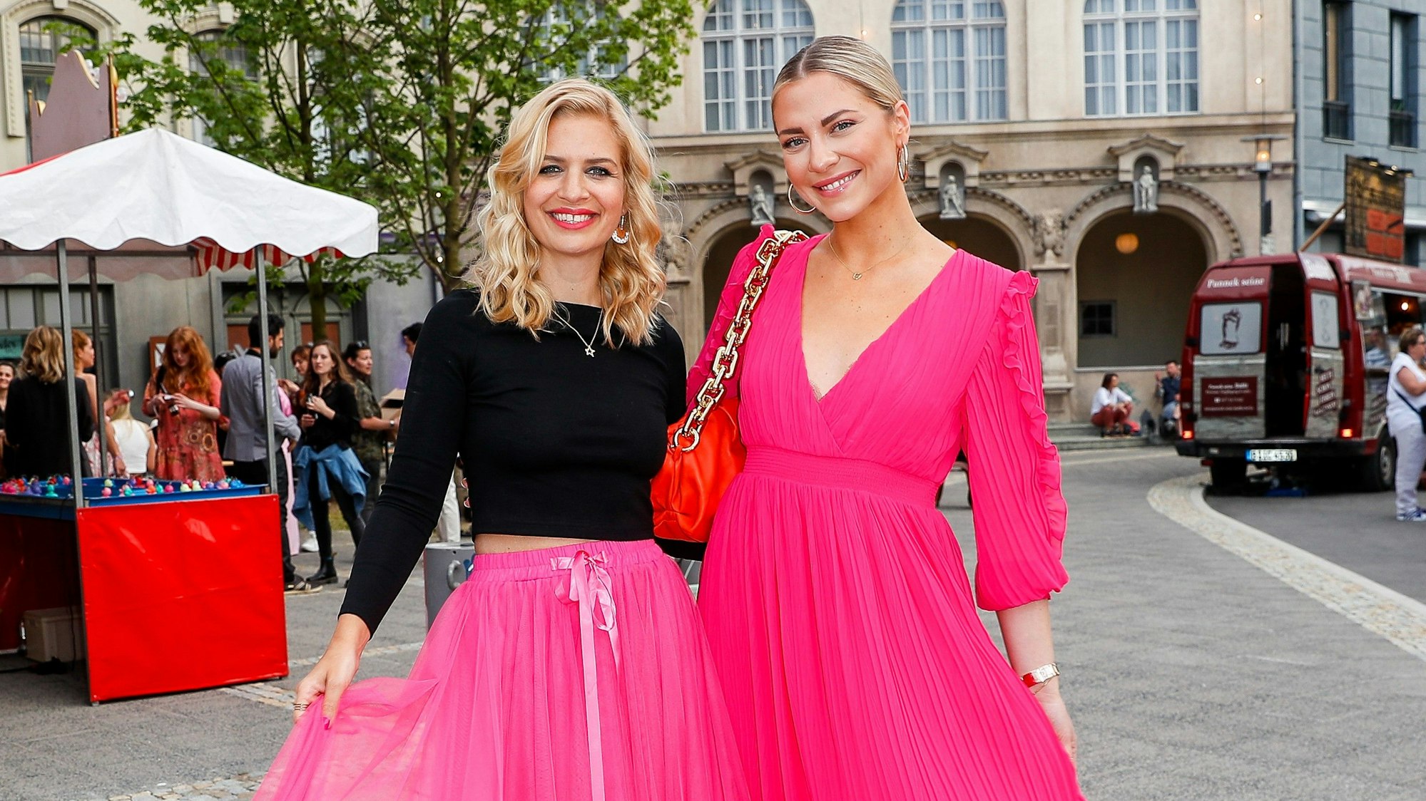 Susan Sideropoulos (l) und Valentina Pahde kommen zum Jubiläumsfest 30 Jahre RTL-Sendung "Gute Zeiten - schlechte Zeiten“ im Kolle-Kiez in Potsdam.