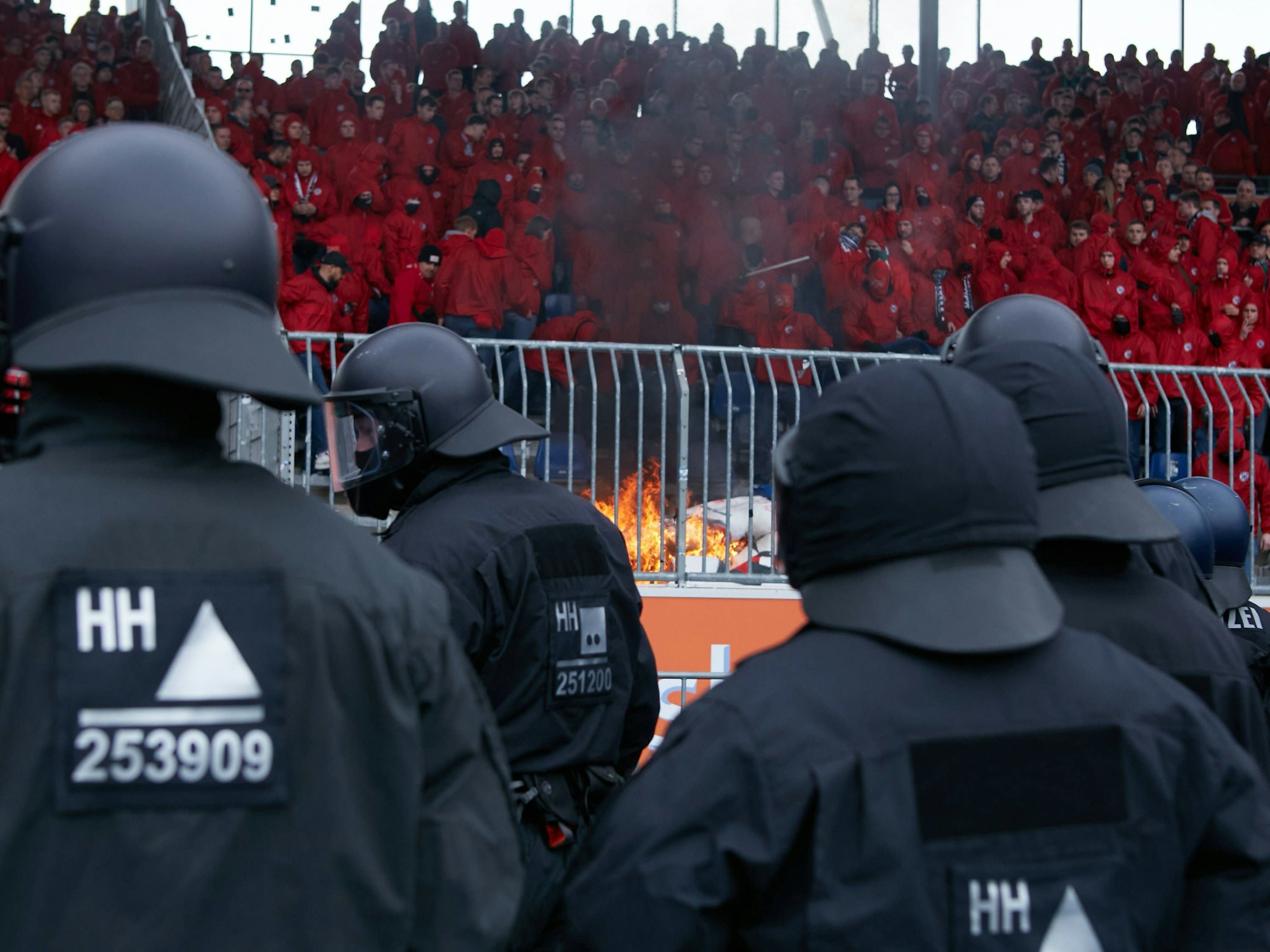 Im Gästeblock von Hannover 96 brennt ein Feuer, die Bundespolizei ist vor Ort.