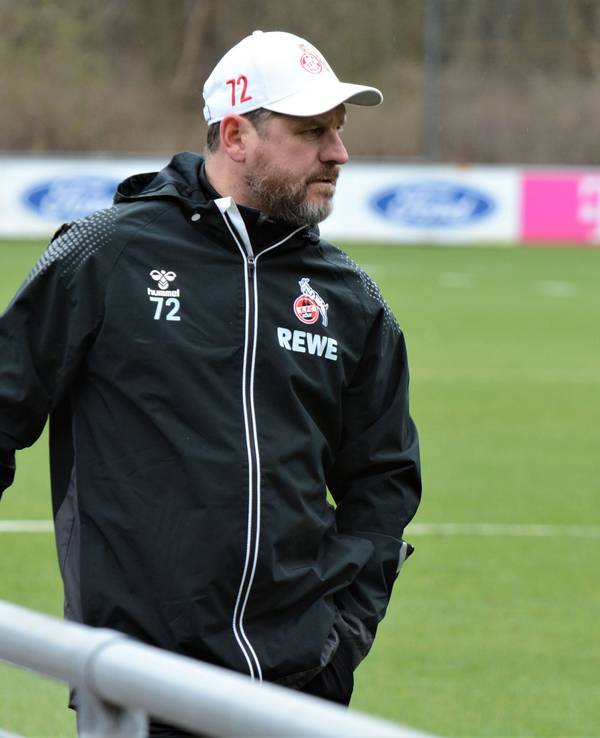 Steffen Baumgart steht am Montagvormittag beim Training des 1. FC Köln auf dem Rasen.