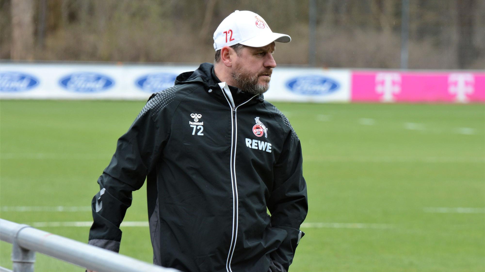 Steffen Baumgart steht am Montagvormittag beim Training des 1. FC Köln auf dem Rasen.