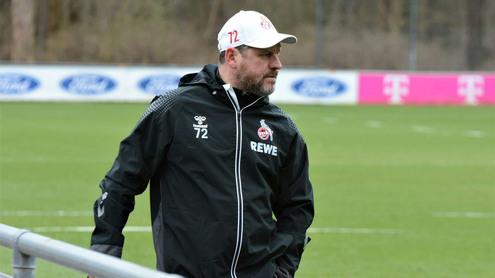 Steffen Baumgart steht am Montagvormittag beim Training des 1. FC Köln auf dem Rasen.