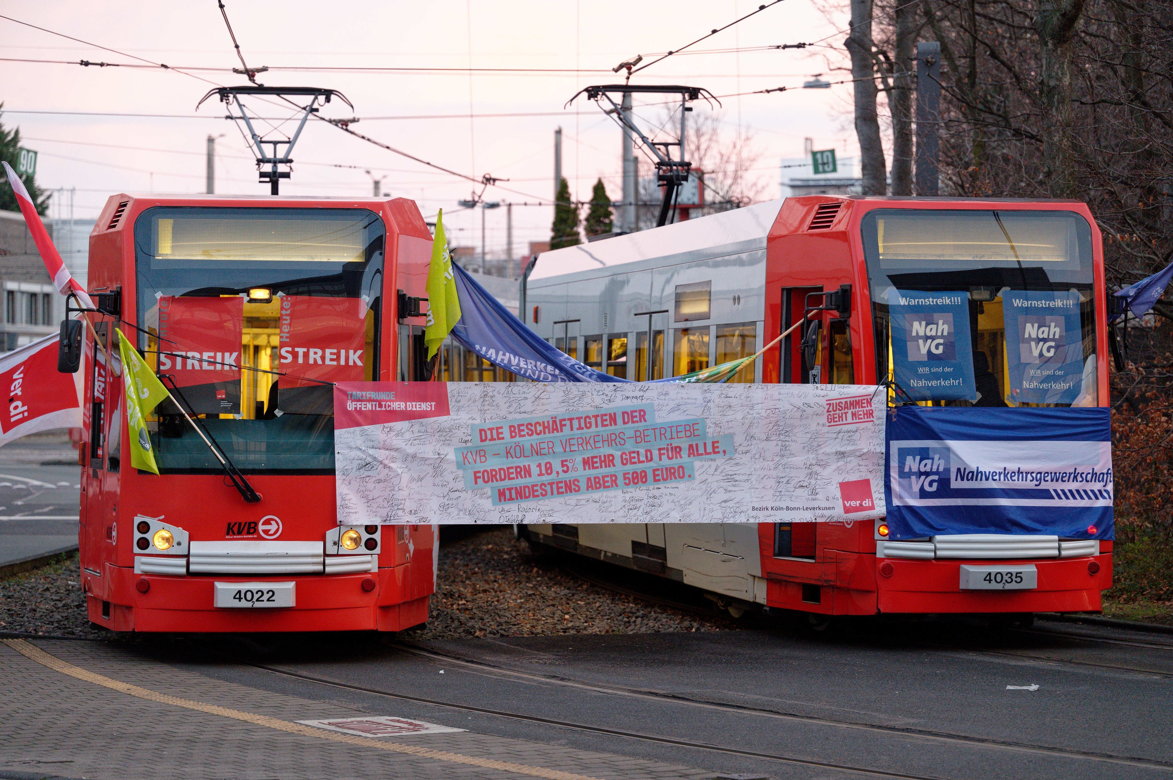 Zwei Straßenbahnen versperren die Zufahrt zu einem Betriebshof in Köln. Bei der KVB geht am 20. März 2023 nix mehr – auch am 21. März wird die KVB bestreikt.