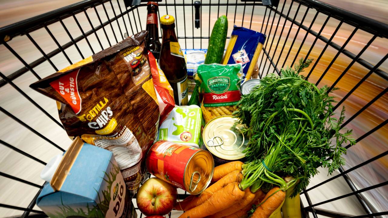 Lebensmittel liegen in einem Einkaufswagen in einem Supermarkt.