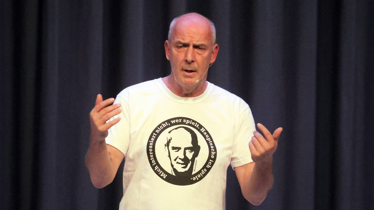 Mario Basler steht bei seiner Live-Show auf der Bühne.