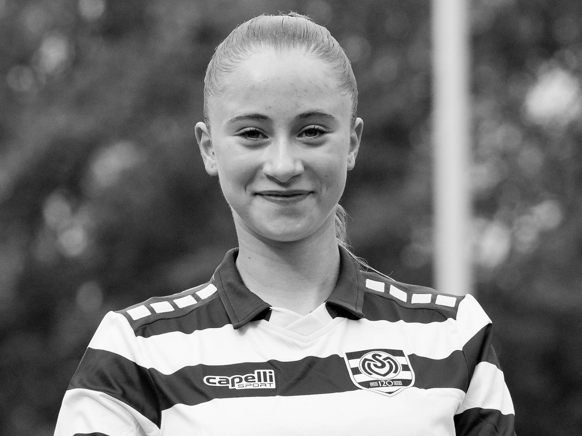 Charlotte Vellar im Porträt. Das Bild wurde nach ihrem Tod am 19. März 2023 auf dem Twitter-Account des MSV Duisburg gepostet.