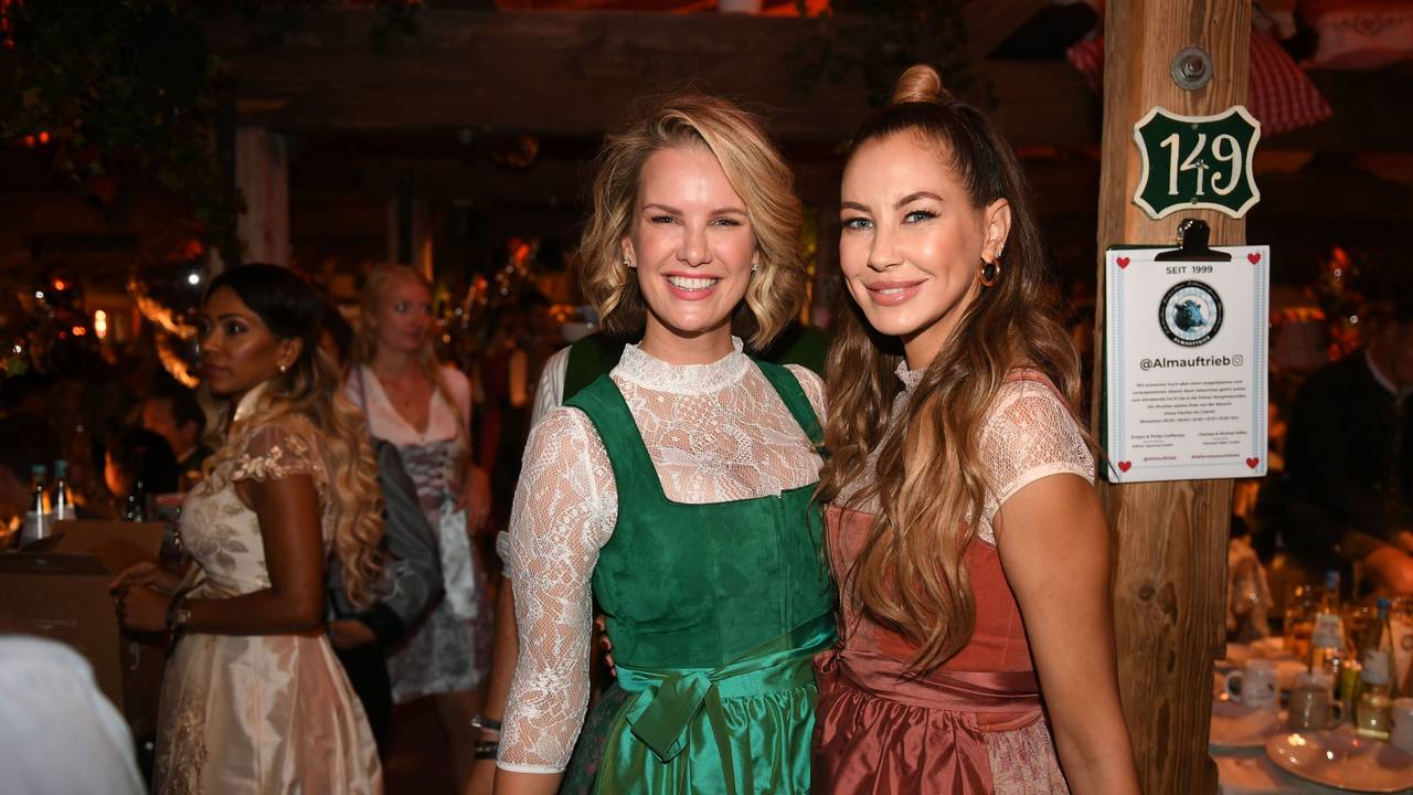 Die Models Monica Ivancan (l) und Alessandra Meyer-Wölden feiern beim «Almauftrieb» im Käfer-Zelt auf dem Oktoberfest 2022.