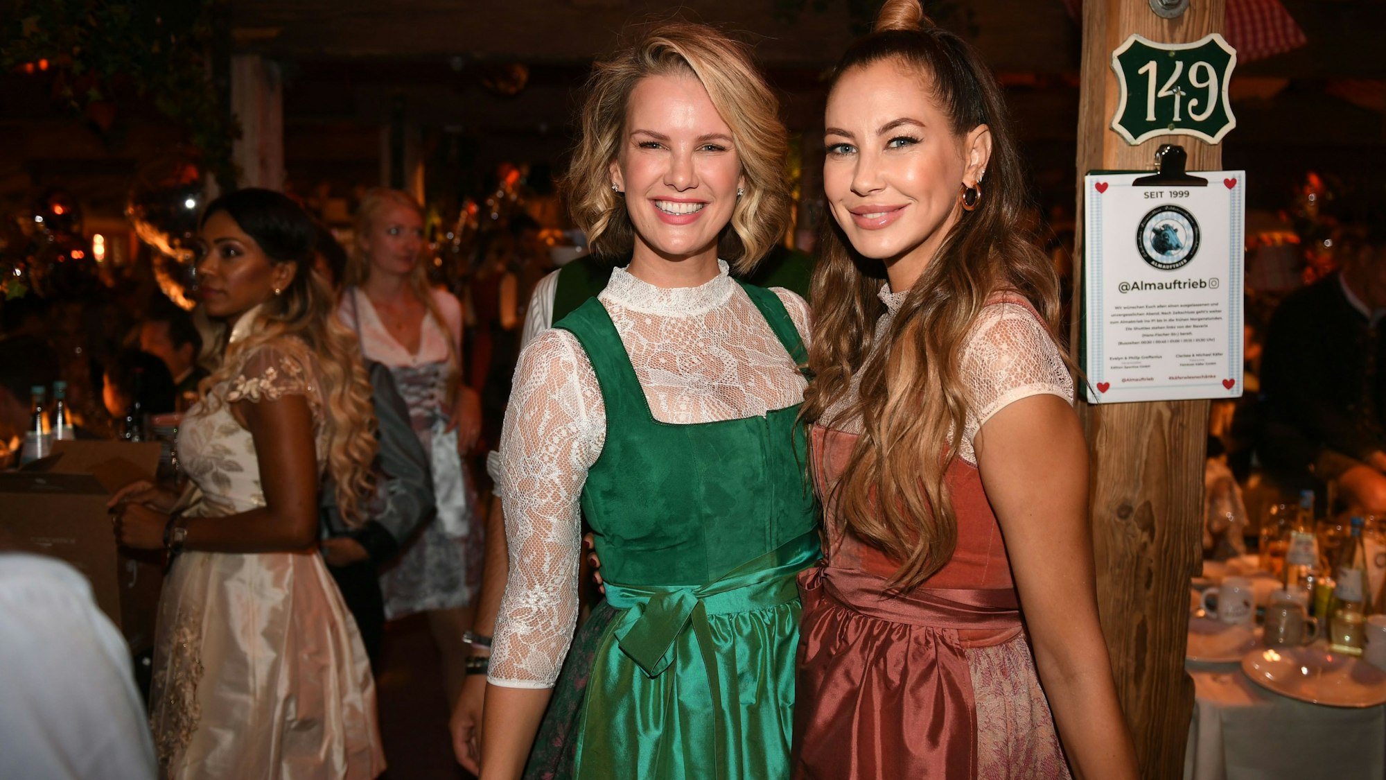 Die Models Monica Ivancan (l) und Alessandra Meyer-Wölden feiern beim «Almauftrieb» im Käfer-Zelt auf dem Oktoberfest 2022.