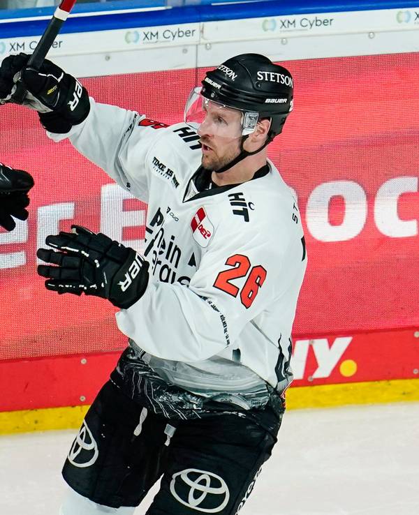 Jubel bei den Kölner Haie: David McIntyre (r) freut sich mit Kölns Moritz Müller über ein Tor in den Playoffs gegen Adler Mannheim.
