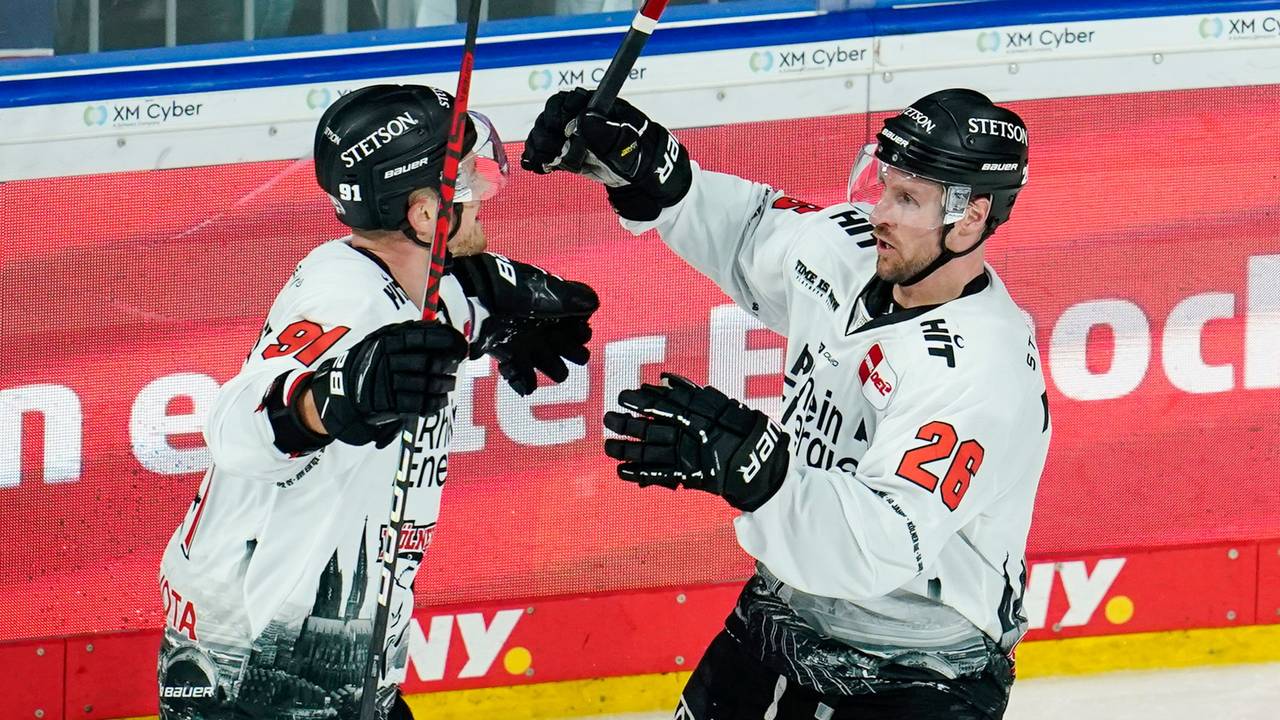 Jubel bei den Kölner Haie: David McIntyre (r) freut sich mit Kölns Moritz Müller über ein Tor in den Playoffs gegen Adler Mannheim.