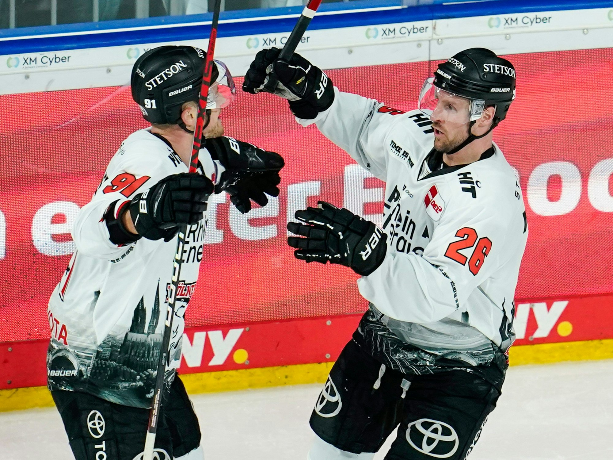 Jubel bei den Kölner Haie: David McIntyre (r) freut sich mit Kölns Moritz Müller über ein Tor in den Playoffs gegen Adler Mannheim.