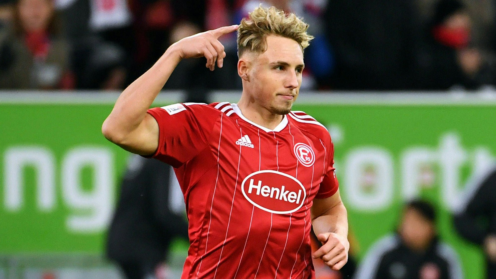 Jona Niemiec jubelt über sein Tor zum 3:1 gegen Eintracht Braunschweig.