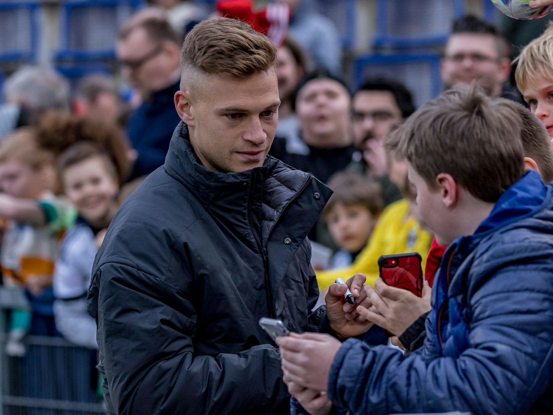 Öffentliches Training der Nationalmannschaft: Joshua Kimmich schreibt Autogramme.