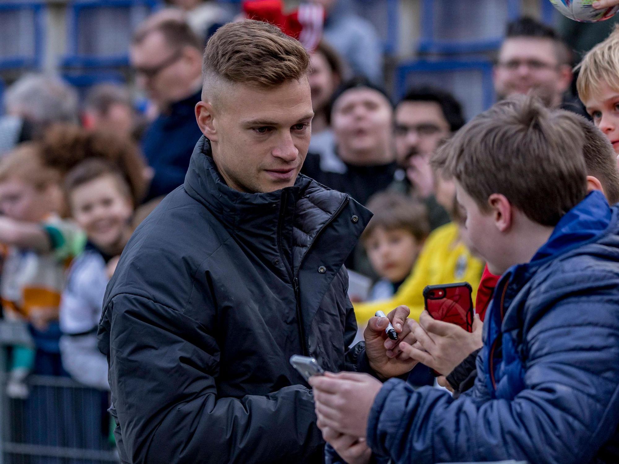 Öffentliches Training der Nationalmannschaft: Joshua Kimmich schreibt Autogramme.