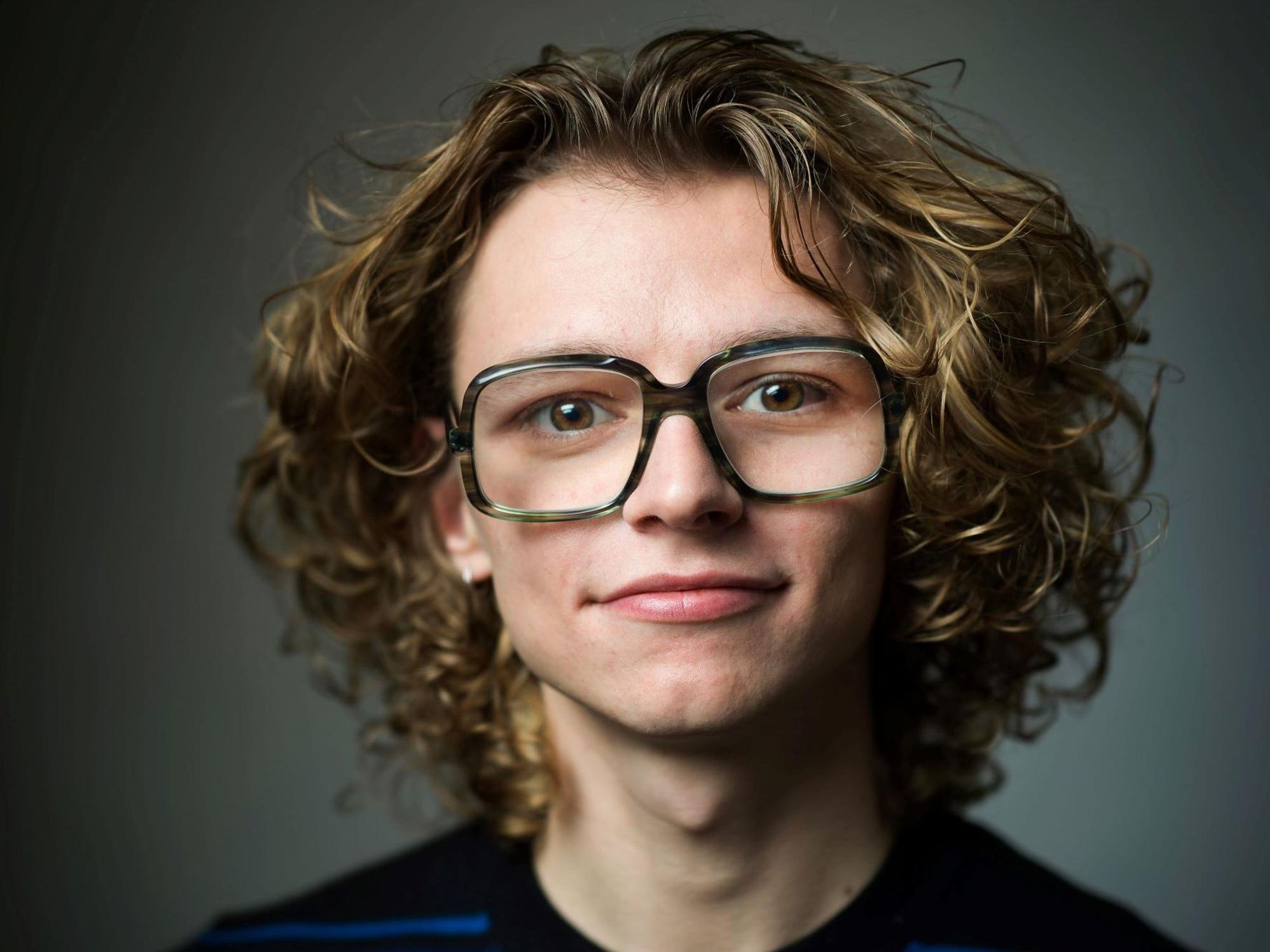 Teun Toebes aus den Niederlanden. Er ist Altenpfleger und lebt mit Demenzkranken zusammen.