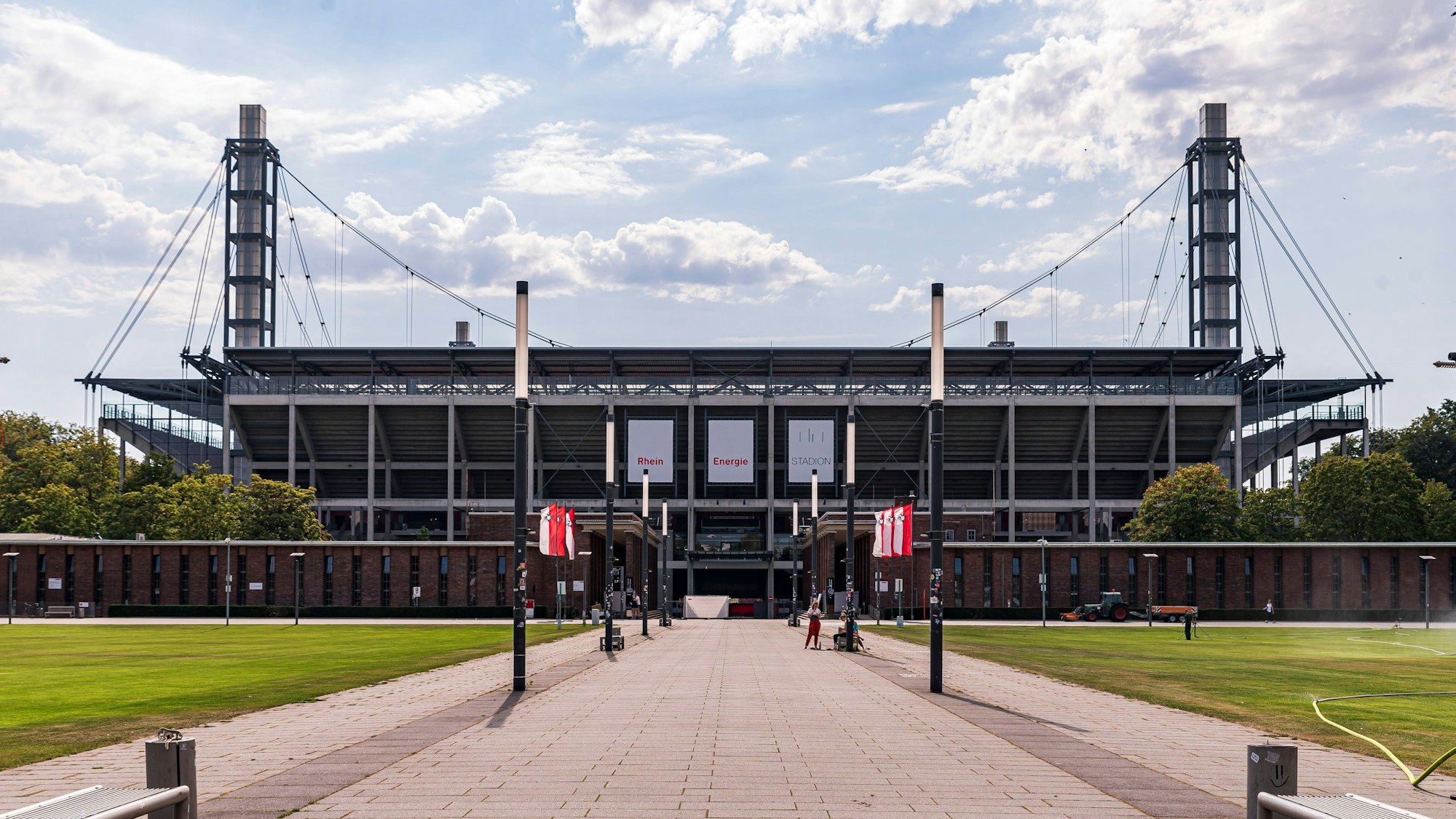 Außensicht auf den Haupteingang des Rhein-Energie-Stadions in Köln.