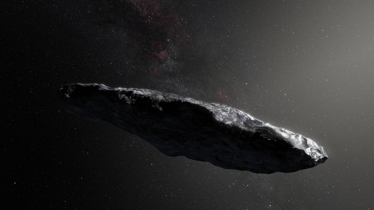 Das Foto aus dem Jahr 2017 zeigt das Flugobjekt „Oumuamua“ im All. Es ist länglich, schwarz und reflektiert das Sonnenlicht.