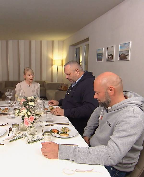 Das perfekte Dinner in Potsdam: Klaus, Fanny, Gastgeberin Anett, Gero und Chris sitzen bei Anett am Tisch (TV-Ausstrahlung: 20. März 2023)