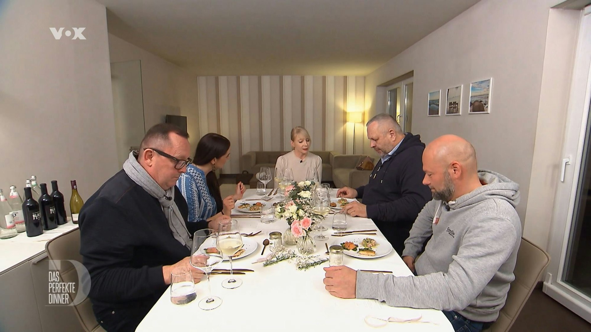 Das perfekte Dinner in Potsdam: Klaus, Fanny, Gastgeberin Anett, Gero und Chris sitzen bei Anett am Tisch (TV-Ausstrahlung: 20. März 2023)