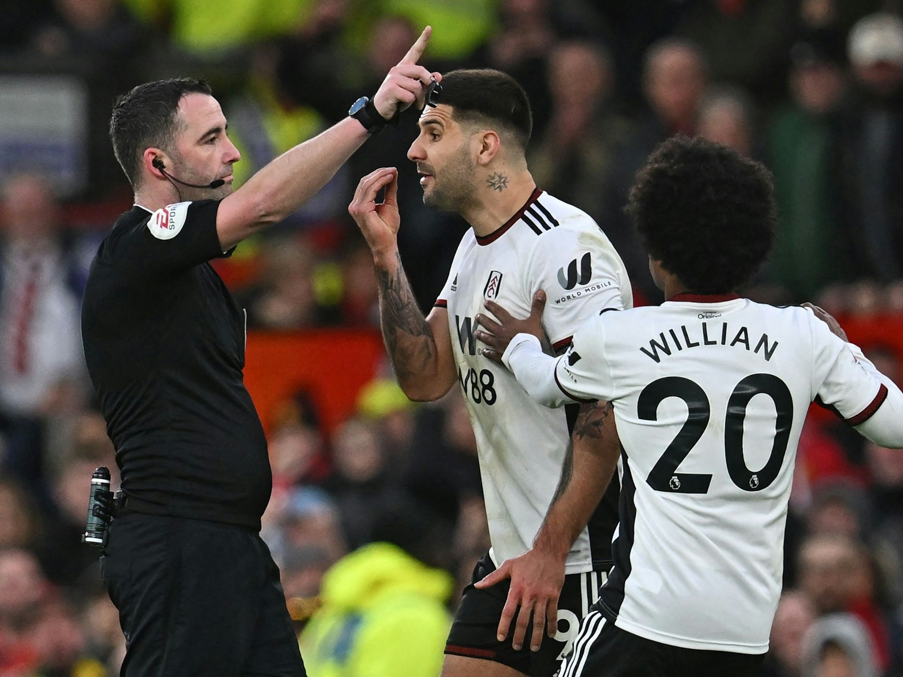 Aleksandar Mitrovic redet auf Chris Kavanagh ein, Willian versucht zu schlichten.