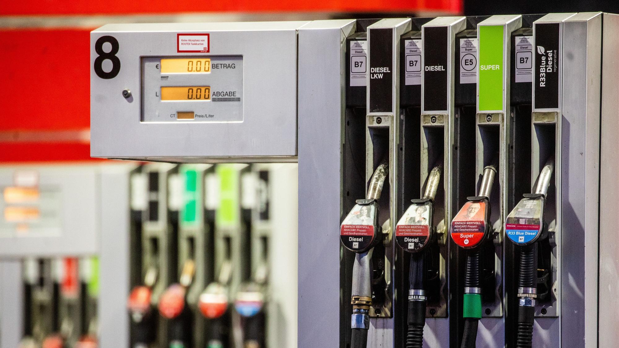 Eine Zapfsäule an einer Tankstelle.