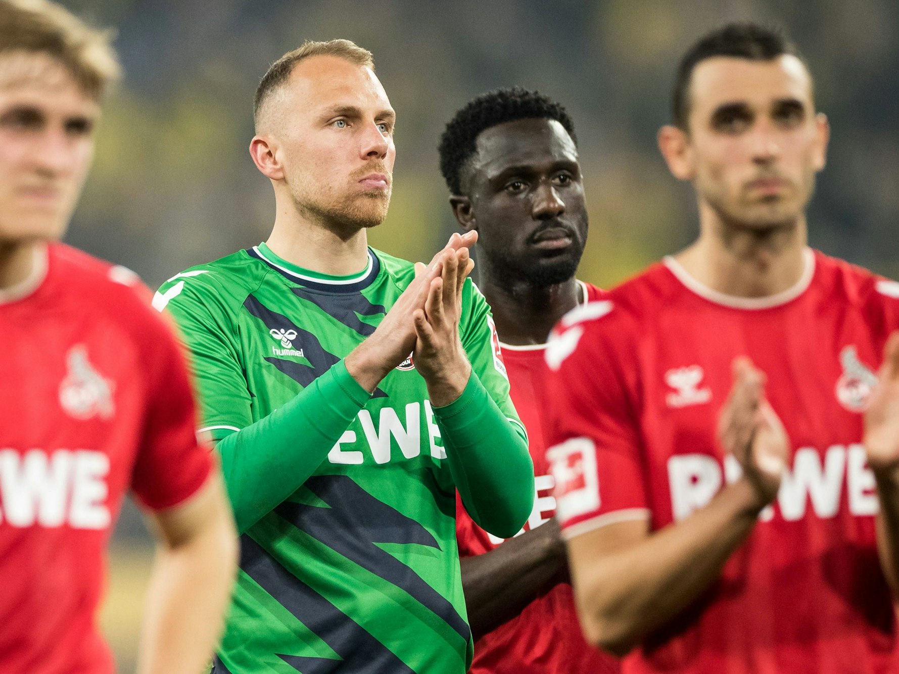 Timo Hübers, Marvin Schwäbe, Kingsley Schindler und Ellyes Skhiri bedanken sich bei den Fans.