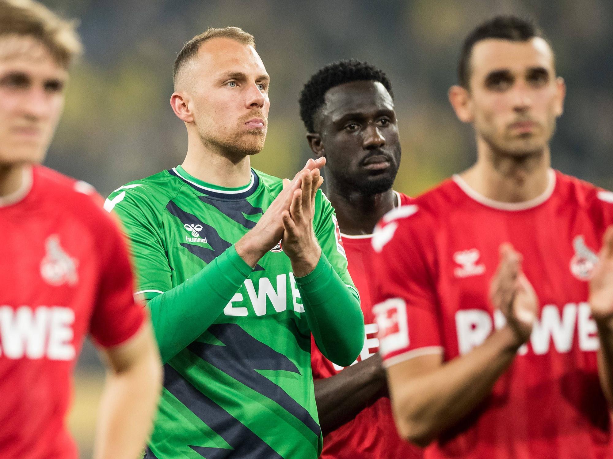 Timo Hübers, Marvin Schwäbe, Kingsley Schindler und Ellyes Skhiri bedanken sich bei den Fans.