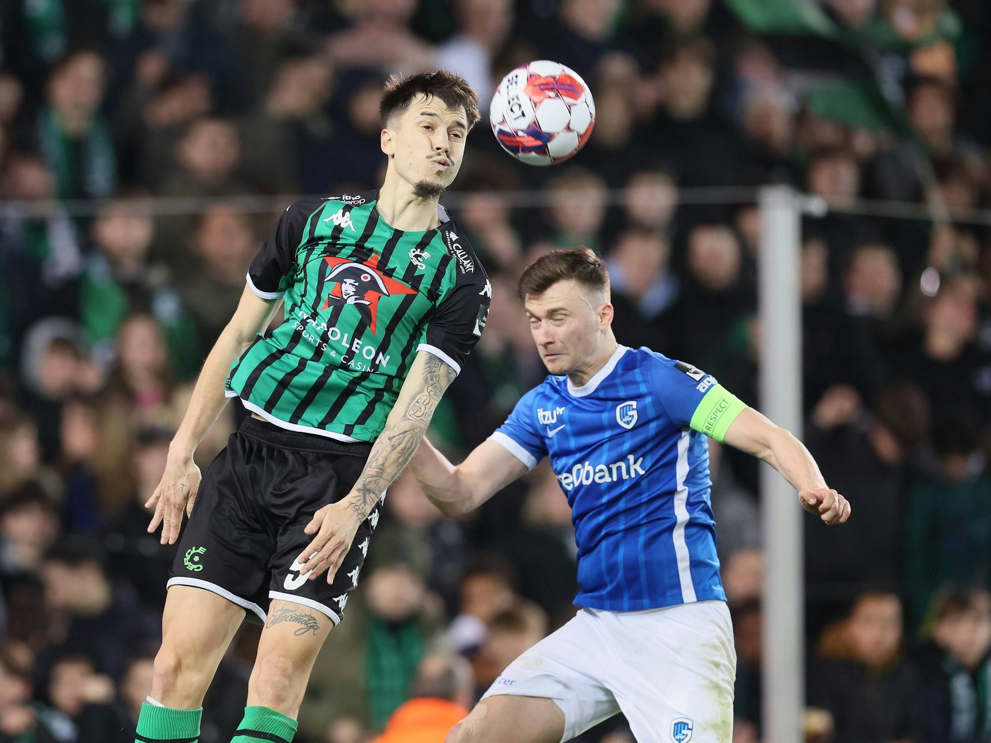 Boris Popovic im Zweikampf gegen Genks Bryan Heynen.