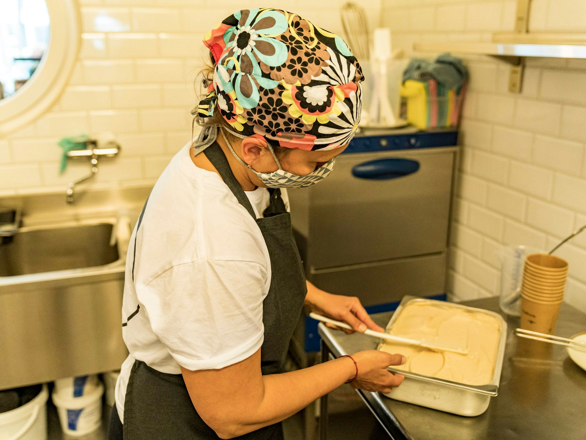 Die Eisdielerin Miki Staffel beim Produzieren von veganem Eis. Auch hier wurde der Eispreis erhöht. Die Kugel kostet jetzt zwei Euro.