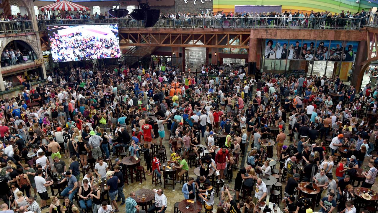 Zahlreiche Gäste feiern in der Partylocation Megapark am 8. Mai 2016 in S'Arenal (Spanien) an der Playa de Palma beim Saison-Opening 2016.