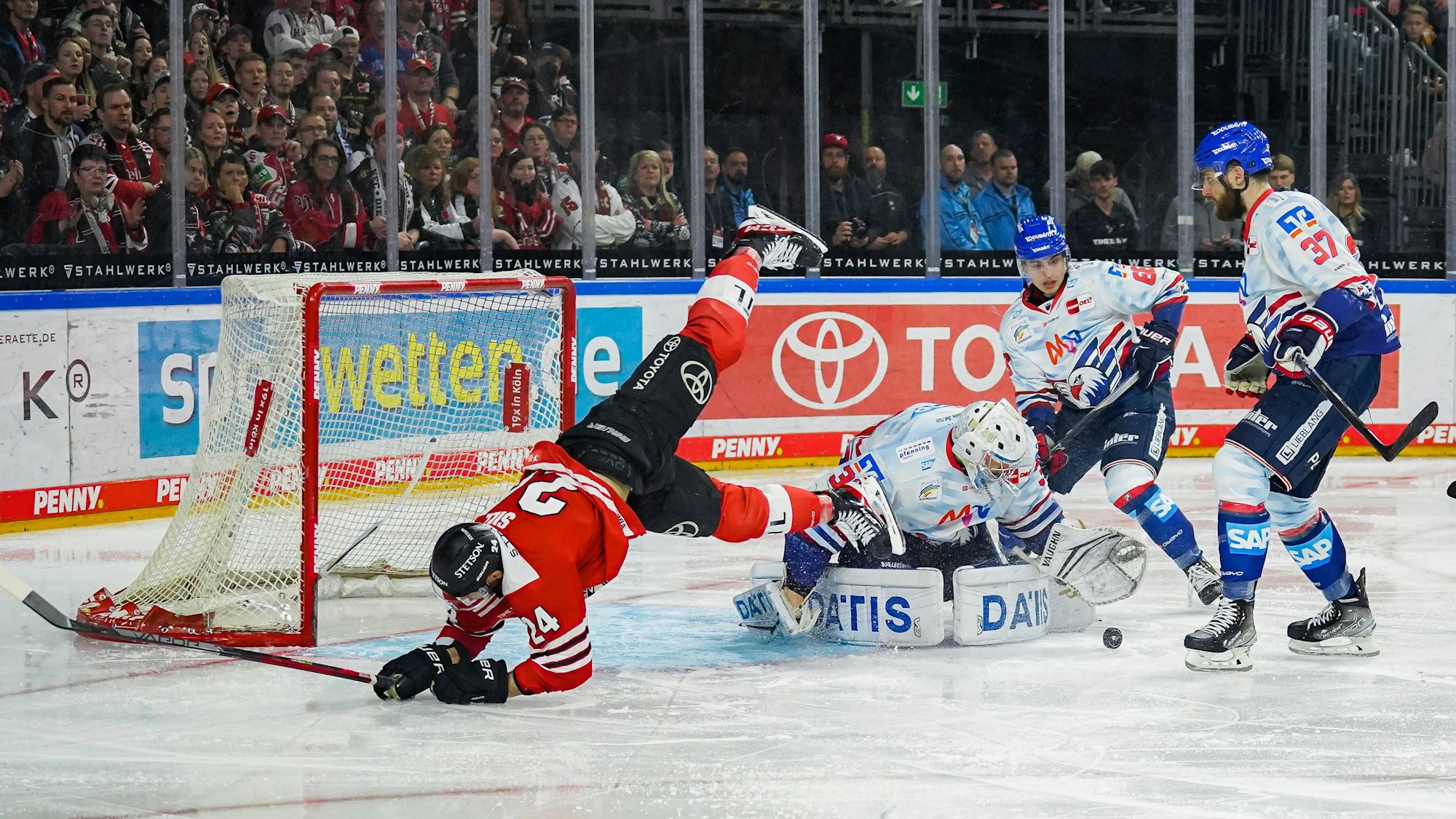 Zcah Sill fällt aufs Eis.