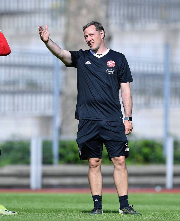Torwarttrainer Christoph Semmler im Gespräch mit Keeper Dennis Gorka.