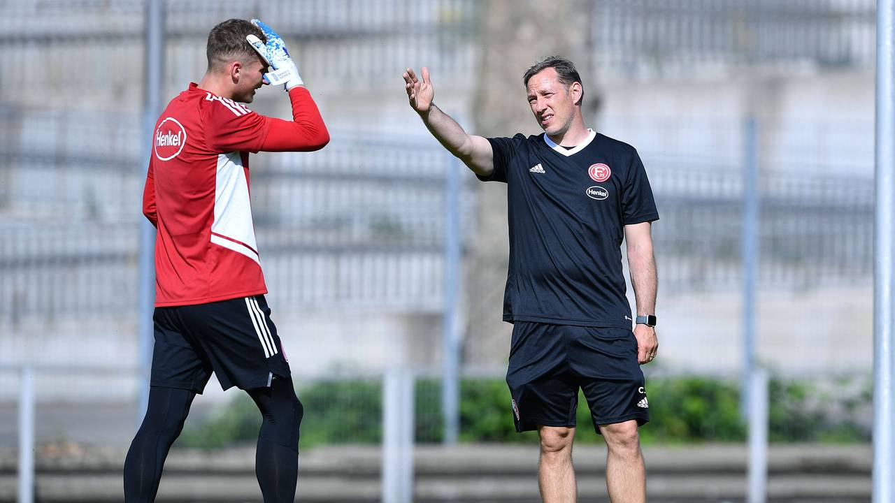 Torwarttrainer Christoph Semmler im Gespräch mit Keeper Dennis Gorka.