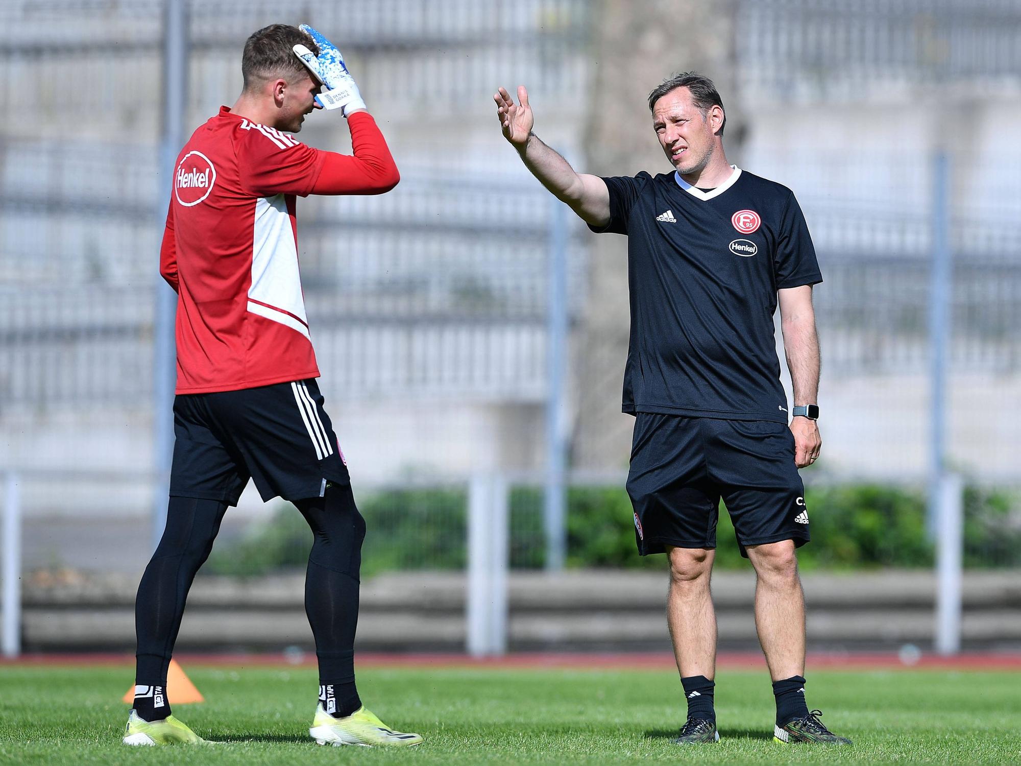 Torwarttrainer Christoph Semmler im Gespräch mit Keeper Dennis Gorka.