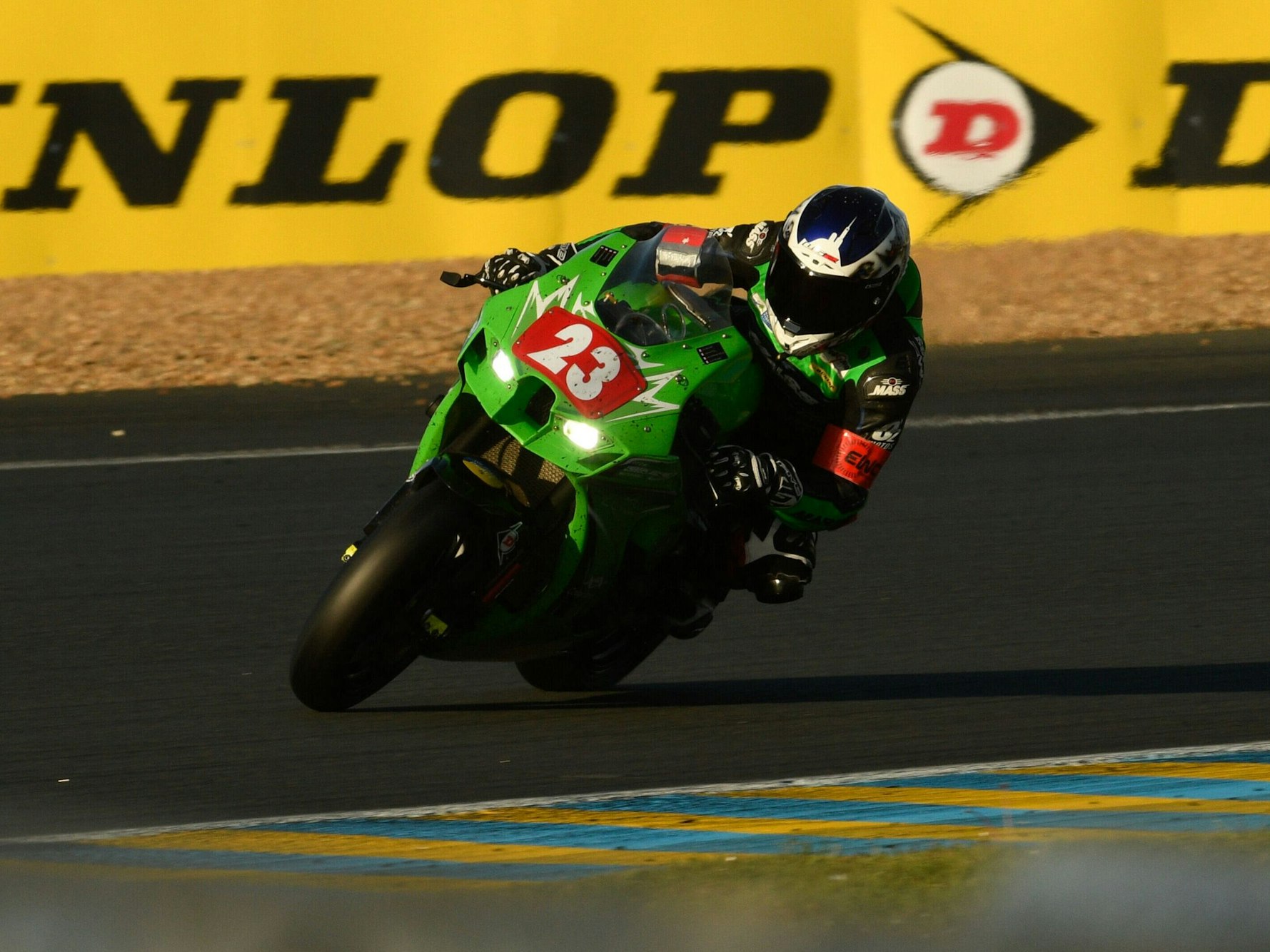 Clemens Stoll fährt beim 24-Stunden-Rennen von Le Mans am 17. April 2022 in eine scharfe Linkskurve.