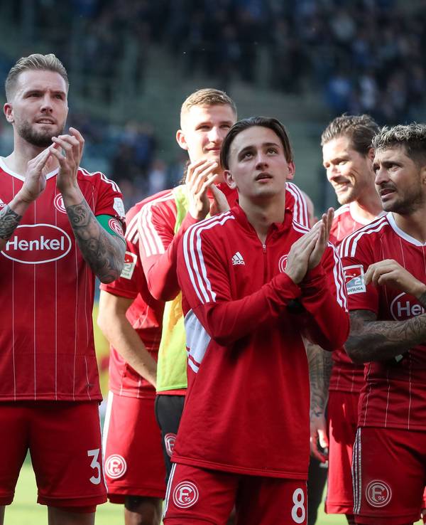 Die Spieler von Fortuna Düsseldorf bedanken sich in Rostock bei den Fans.