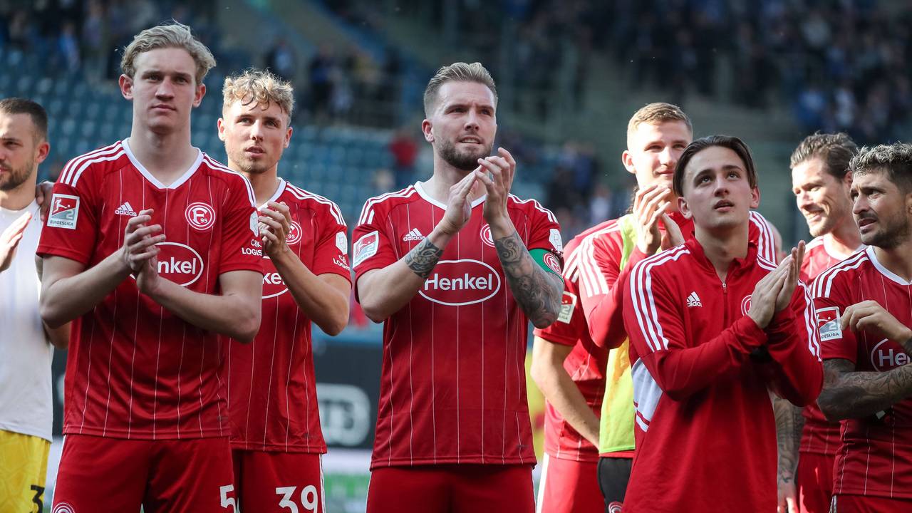 Die Spieler von Fortuna Düsseldorf bedanken sich in Rostock bei den Fans.