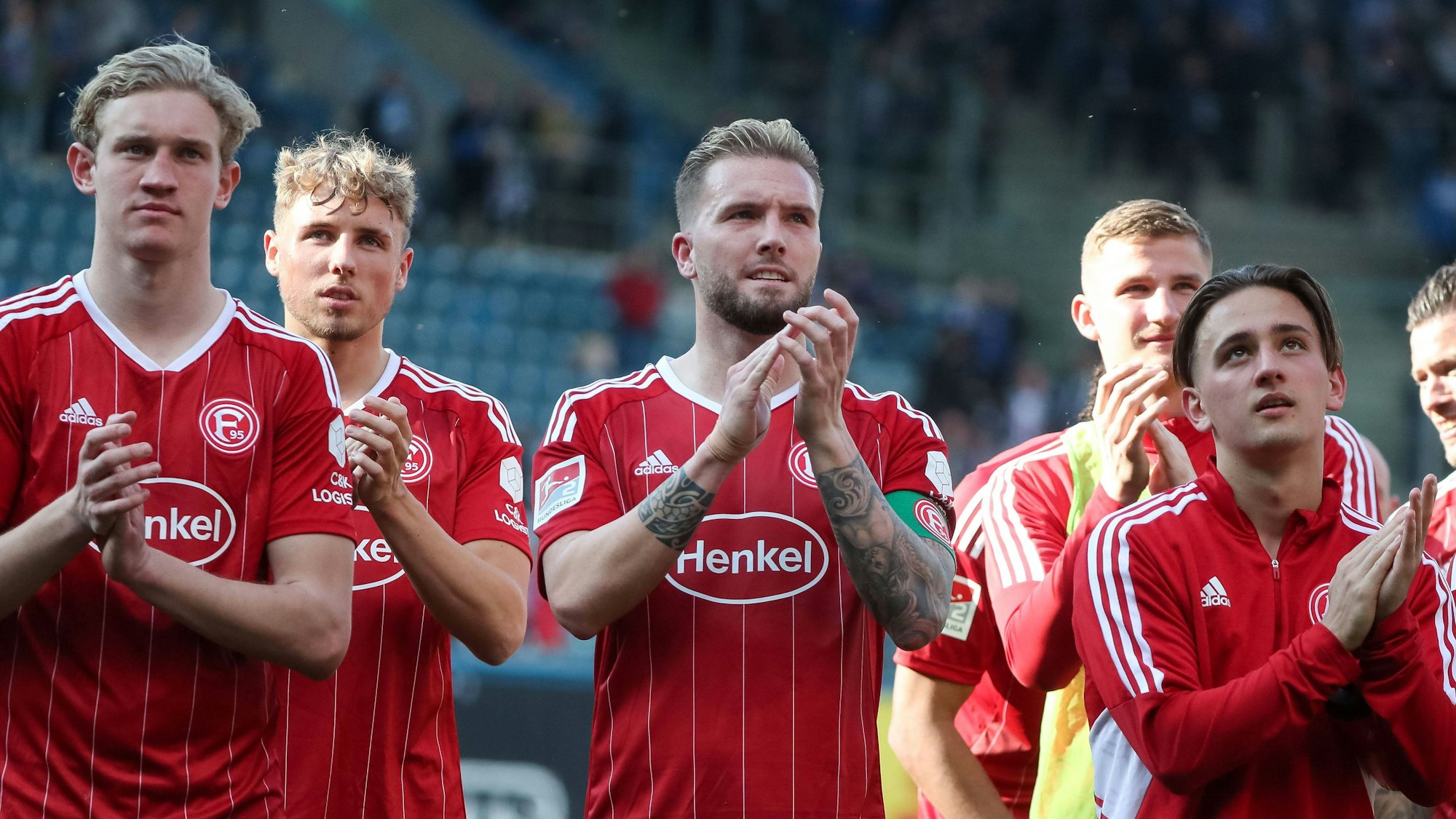 Die Spieler von Fortuna Düsseldorf bedanken sich in Rostock bei den Fans.