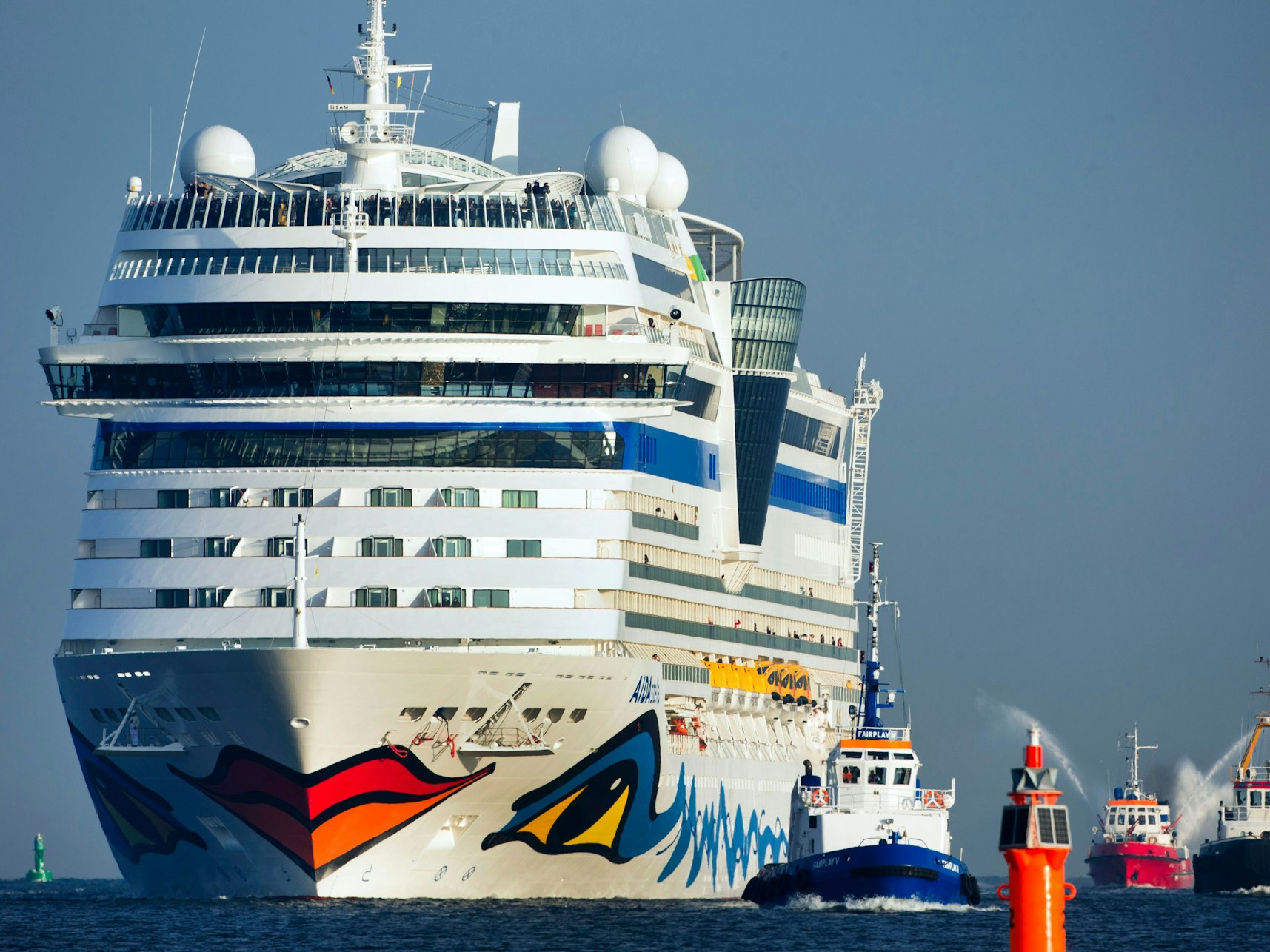 Die „AIDAstella“ läuft im März 2013 in den Hafen von Rostock-Warnemünde (Mecklenburg-Vorpommern) ein.