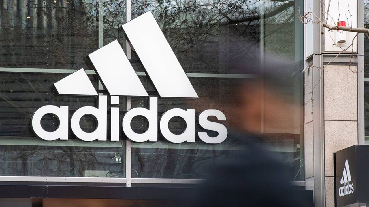 Adidas Store mit Logo