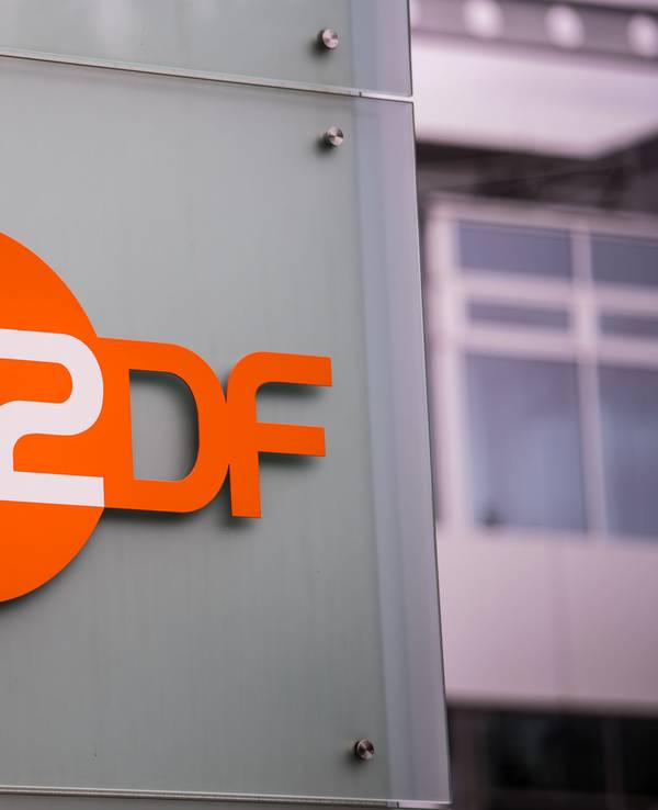 Das ZDF-Logo ist auf dem Außengelände an Stehle angebracht.