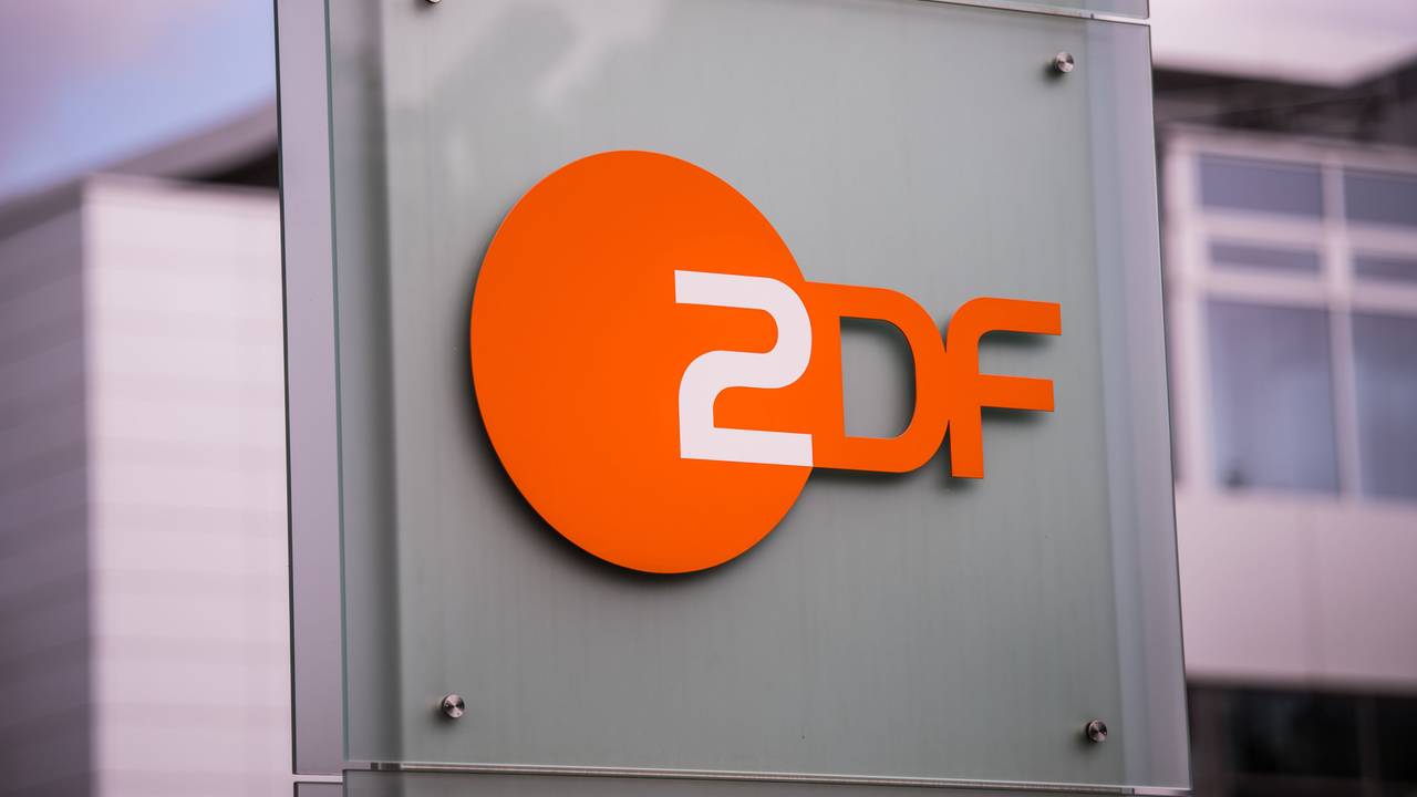 Das ZDF-Logo ist auf dem Außengelände an Stehle angebracht.