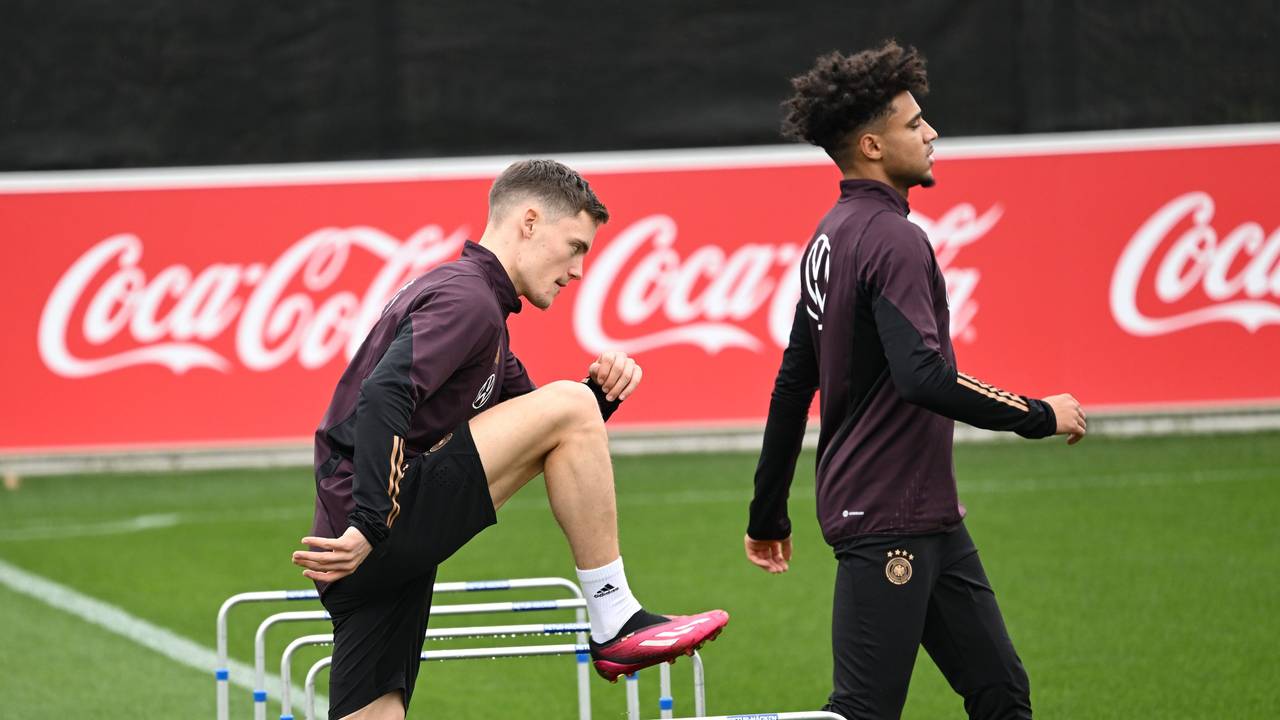 Die Spieler Florian Wirtz (l) und Kevin Schade sind beim Training der Nationalmannschaft auf dem Trainingsplatz des DFB-Campus in Aktion.