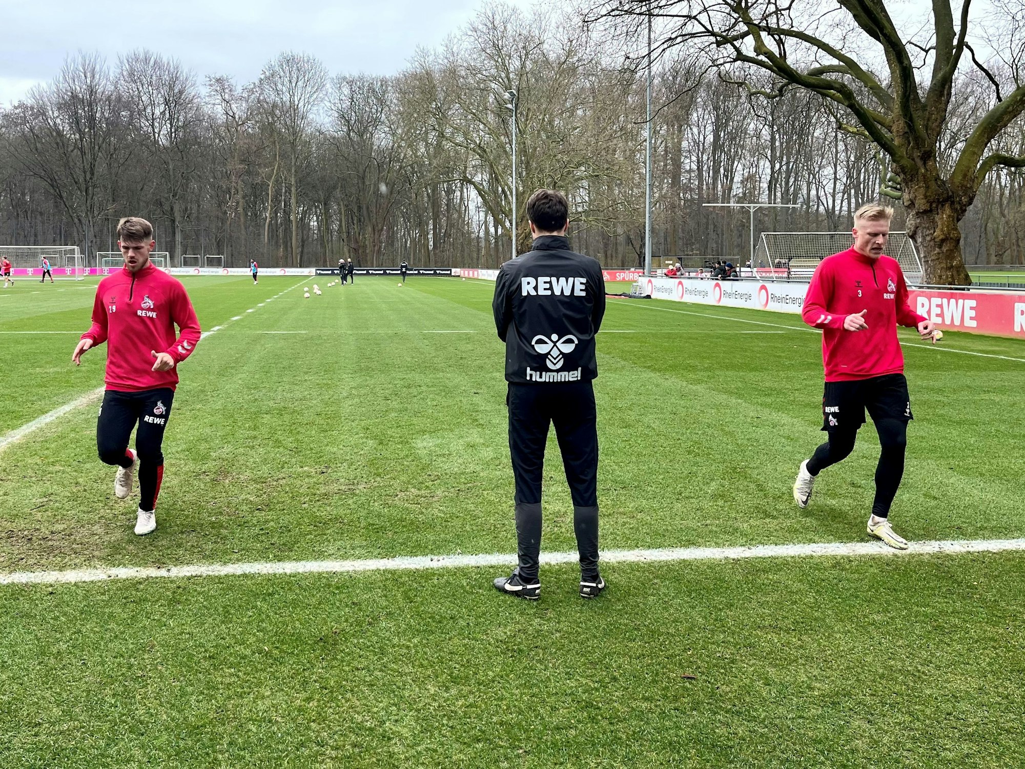 Jan Thielmann und Kristian Pedersen laufen auf dem Trainingsplatz.