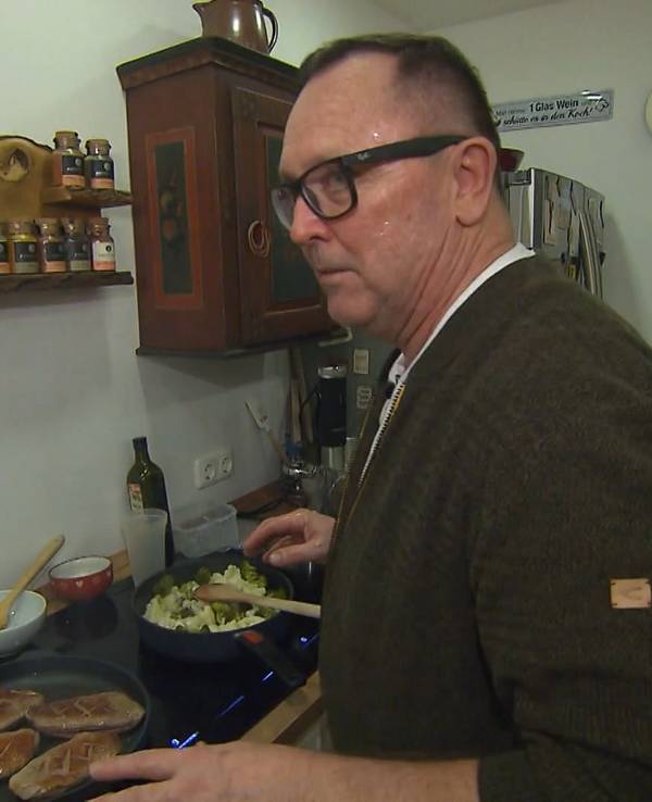 Gastgeber Klaus steht an Tag 2 von Das perfekte Dinner in Potsdam in seiner Küche (TV-Ausstrahlung: 21. März)