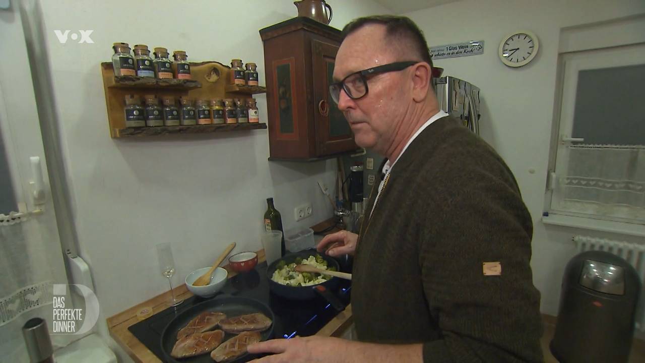 Gastgeber Klaus steht an Tag 2 von Das perfekte Dinner in Potsdam in seiner Küche (TV-Ausstrahlung: 21. März)