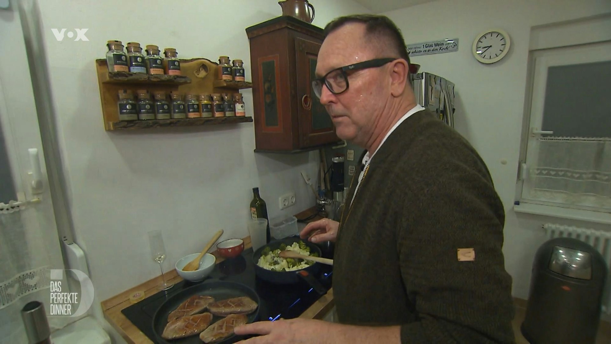Gastgeber Klaus steht an Tag 2 von Das perfekte Dinner in Potsdam in seiner Küche (TV-Ausstrahlung: 21. März)