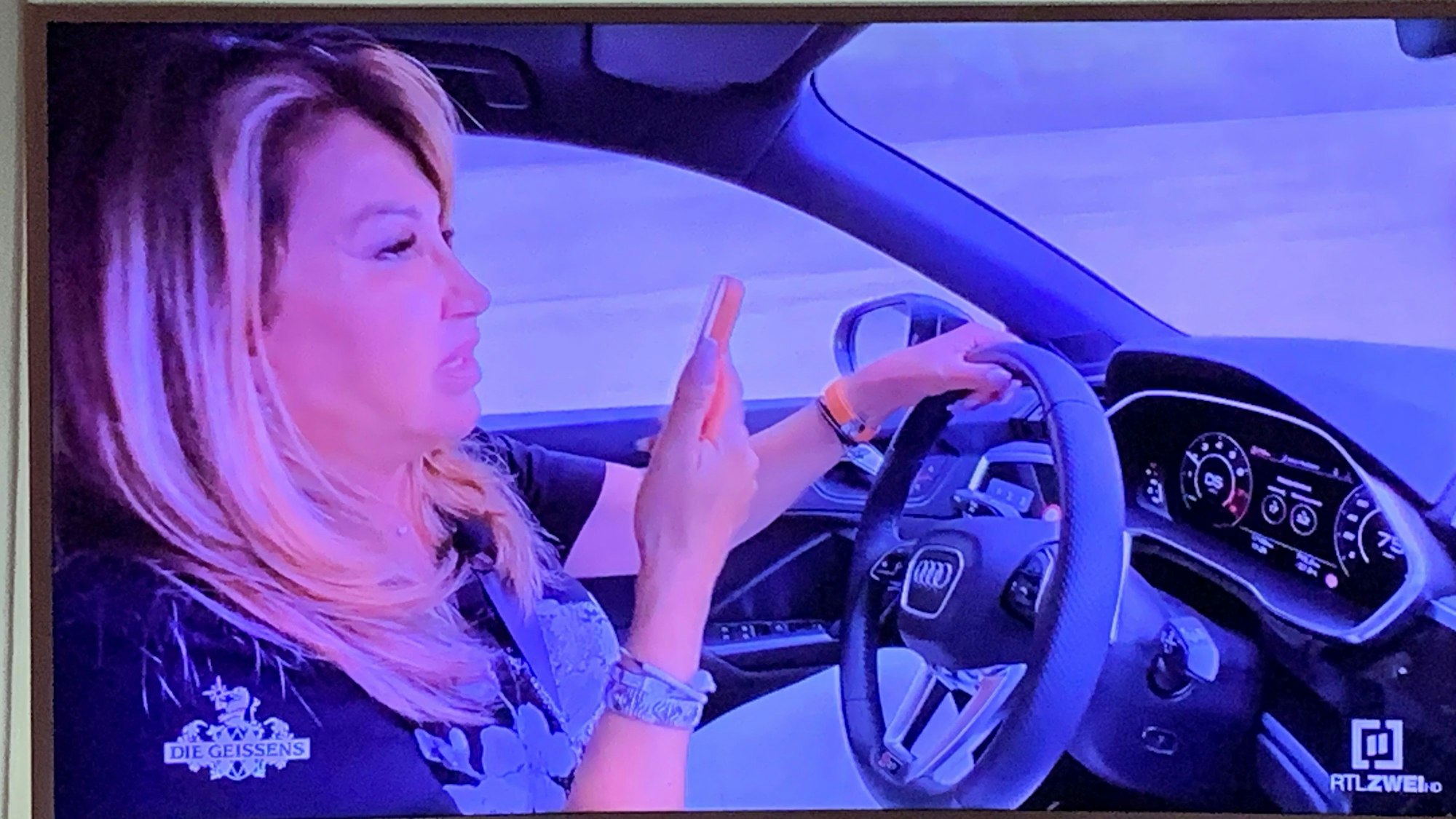 Carmen Geiss telefoniert während der Fahrt mit dem Handy.