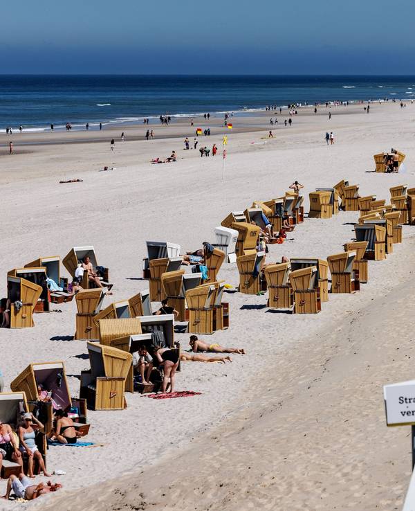 Gäste der Insel Sylt, hier im Juni 2022, genießen die Sonne am Strand und in den Strandkörben.