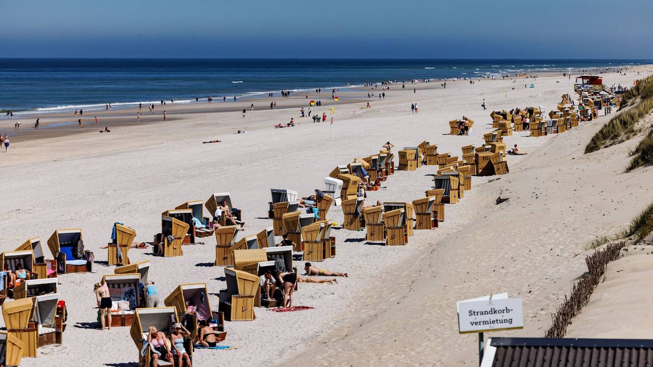 Gäste der Insel Sylt, hier im Juni 2022, genießen die Sonne am Strand und in den Strandkörben.