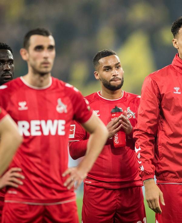 Davie Selke, Steffen Tigges, Linton Maina und Ellyes Skhiri schauen traurig Richtung Kölner Fans.